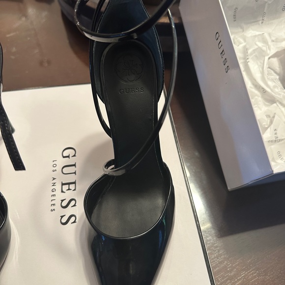 Guess pointed toe  heels.BLACK PATENT - Picture 3 of 8